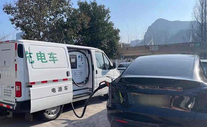 札达汽车搭电